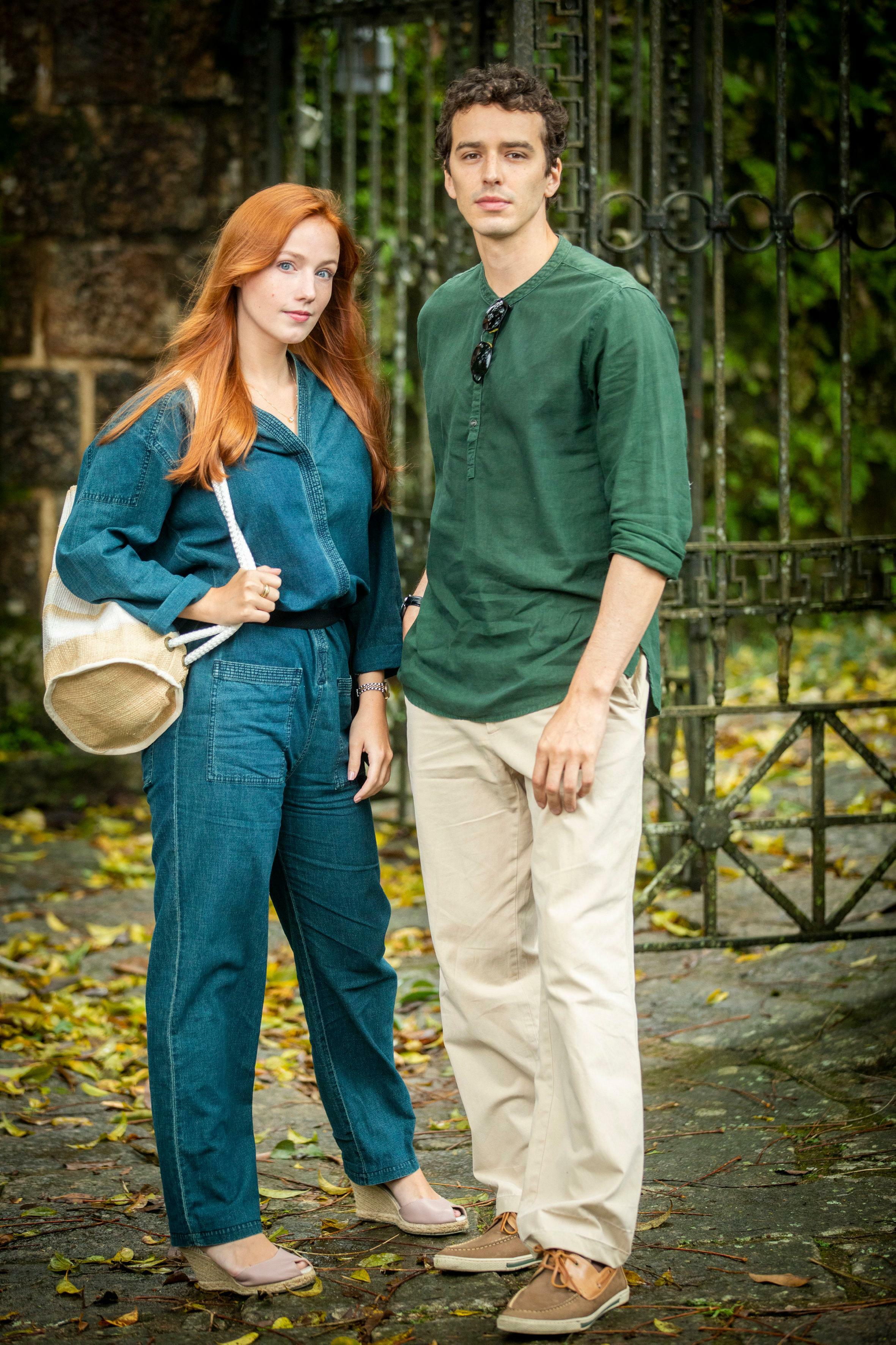 Malu Rodrigues, como Irma. abusa do jeans em Pantanal. Na foto, com Gabriel Stauffer.